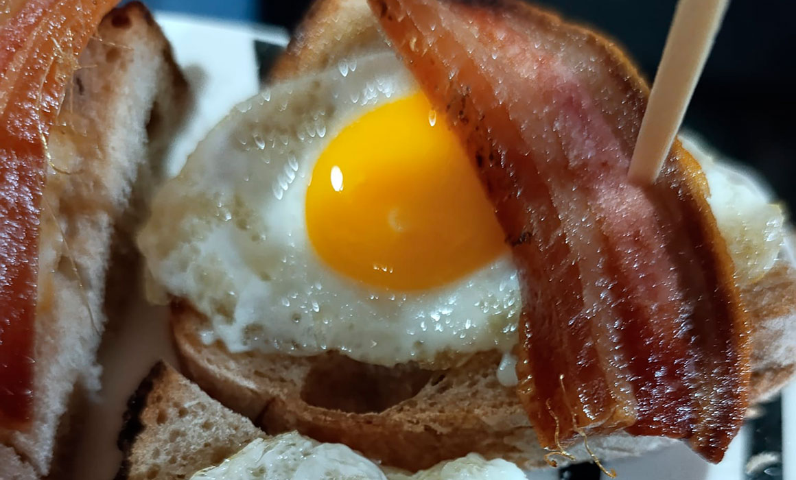 Tosta de huevo con tocino