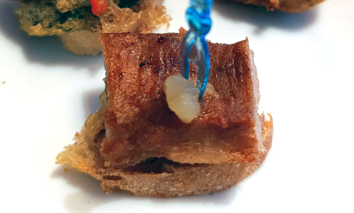 Tosta de secreto con compota de manzana reineta