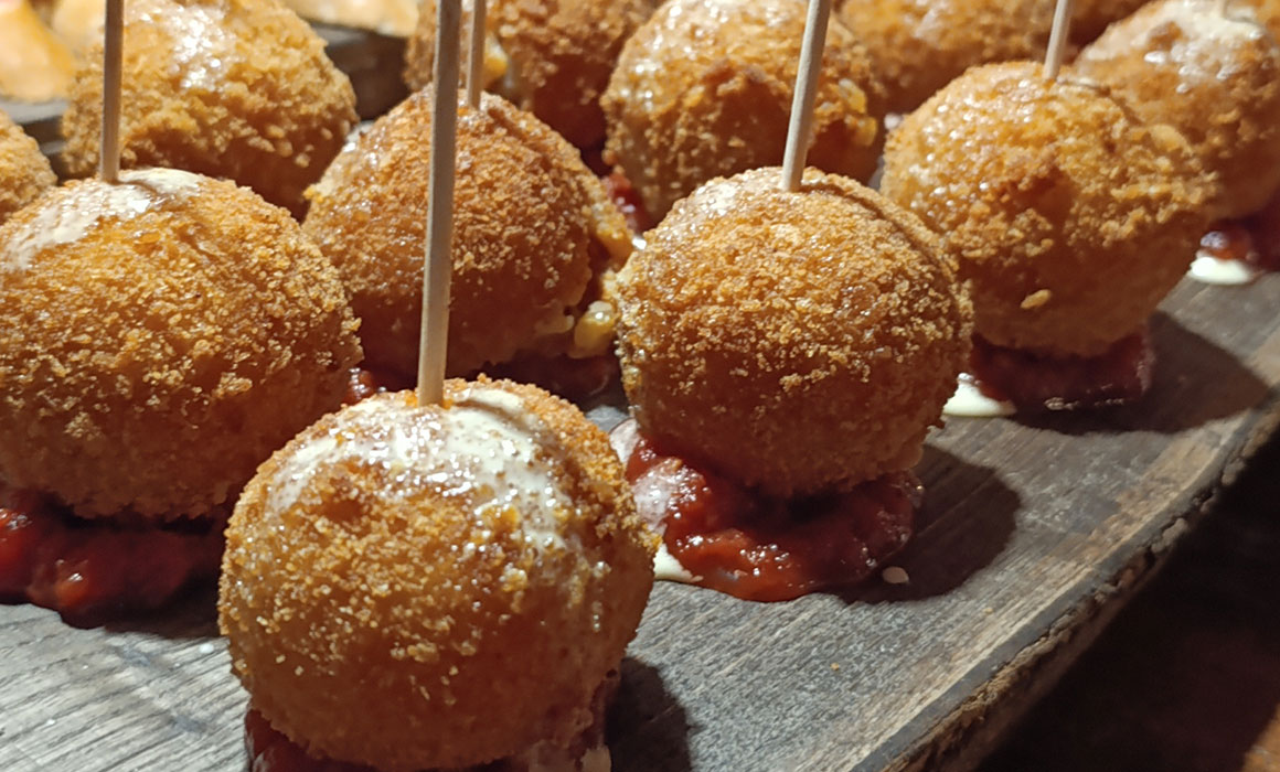 Bombas de patata rellenas de botillo
