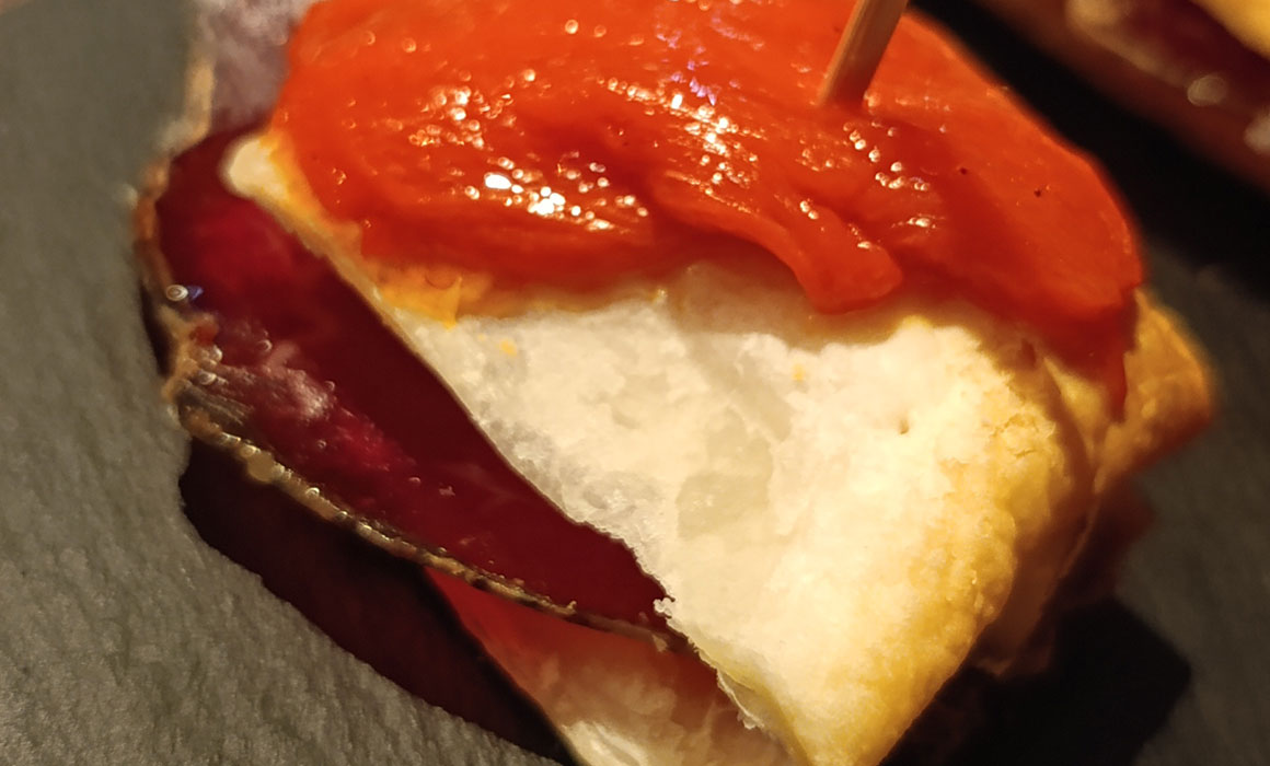 Hojaldre relleno de Cecina y Queso Veigadarte con Pimiento Asado