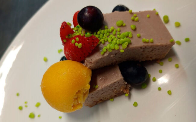 Pastel de castaña con helado de mango, frutos rojos y Peta Zeta