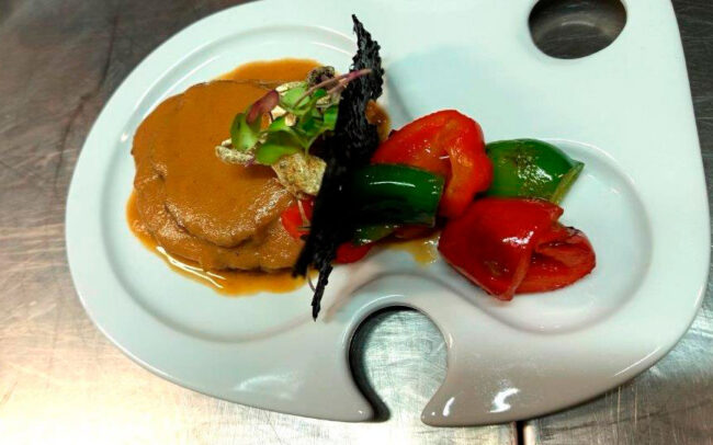 Pavo a baja temperatura bañado en su jugo con pimiento y micromezclum