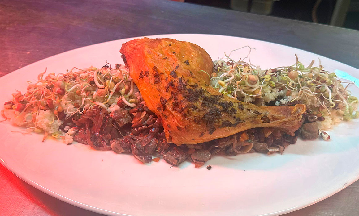 Pollo de corral con cuscús y verduras salteadas