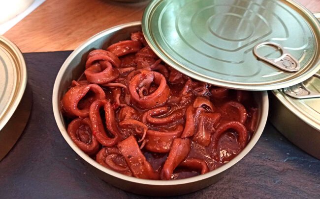 Chipirones encebollados con salsa de tomate