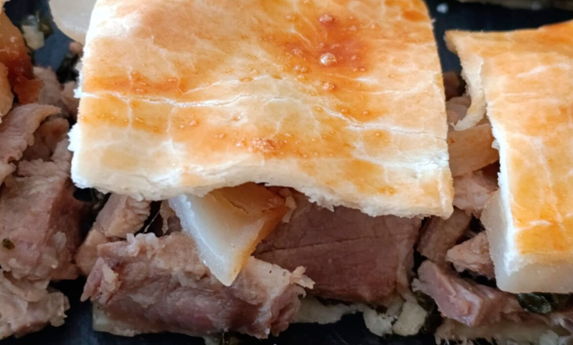 Empanada de carne, patata y acelga con masa casera